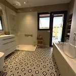 Paisible Avec Piscine Chauffee Et Climatisation A - Fr-1-736-65 Villa